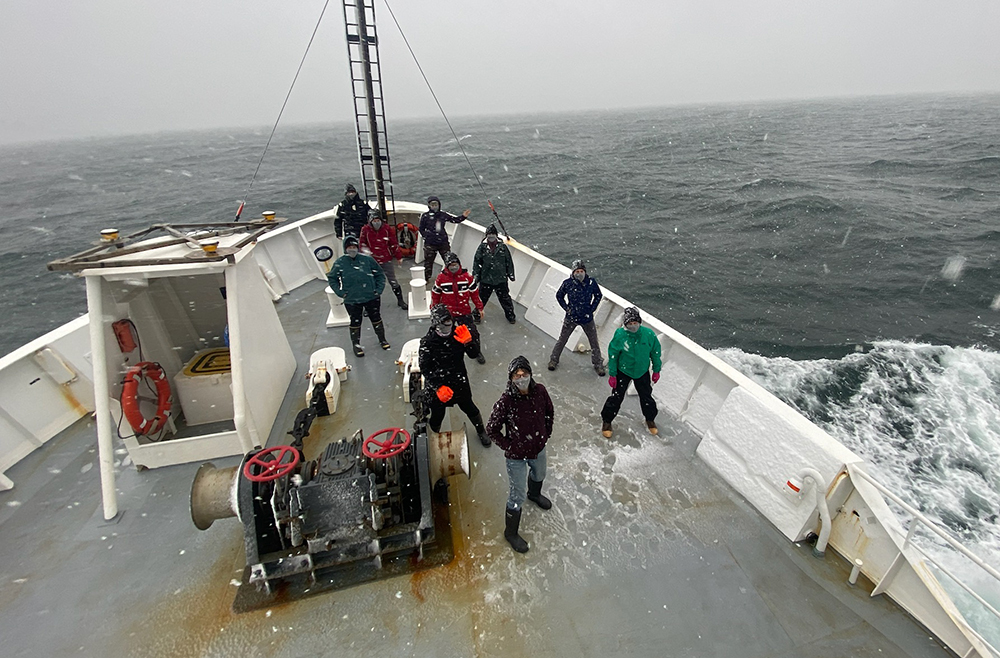 EN661 Winter Transect 2021 group photo courtesy E. Peacock (WHOI)